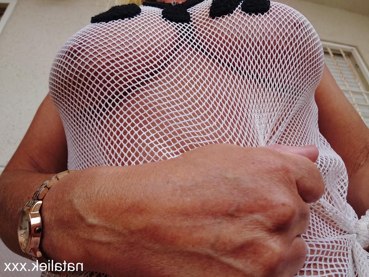 15P Die spanische MILF mit den großen Brüsten Natalie K fingert sich selbst, während sie Selfies macht
