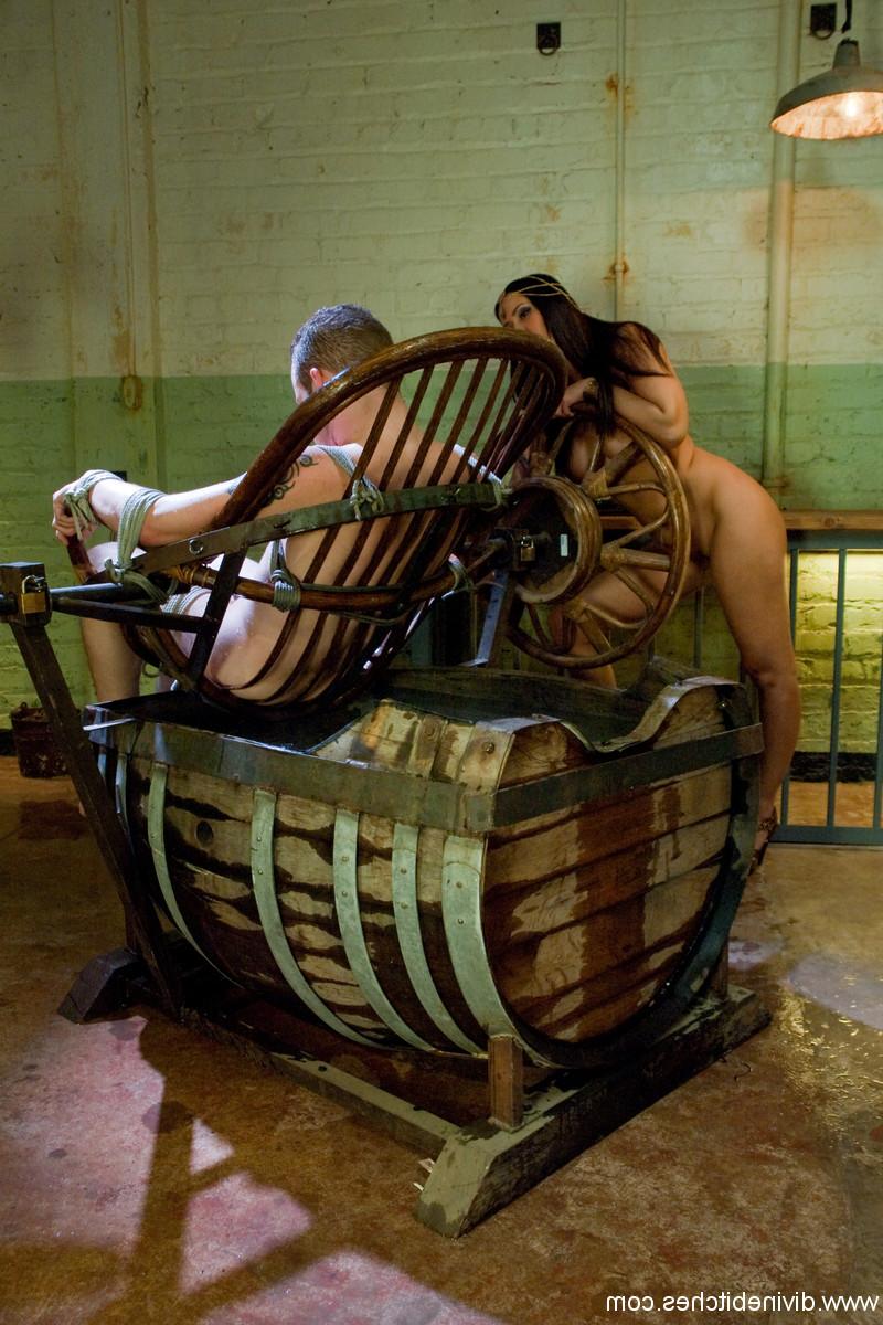 20P La dominatrice aux gros seins Isis Love fait face à son soumis masculin lors d'un redoutable jeu d'eau BDSM.