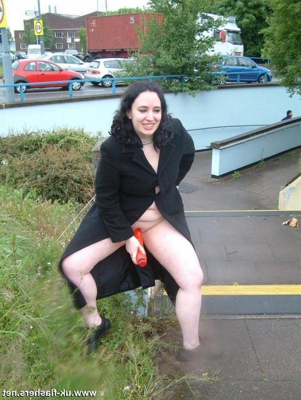 12P Amador BBW Nimue Allen se masturba com um brinquedo sexual em um local público