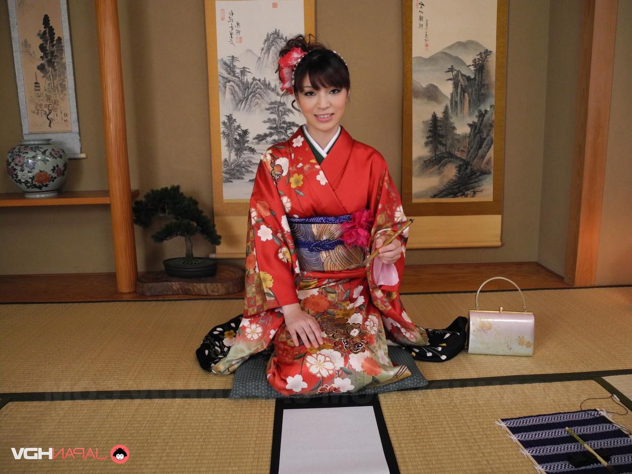 15P La guapa japonesa Yuria Tominaga juega con su castor y se lo come