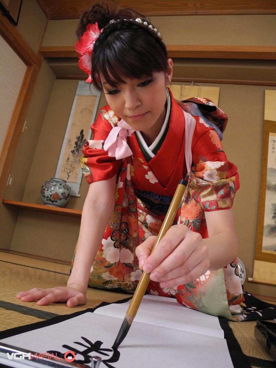 15P La guapa japonesa Yuria Tominaga juega con su castor y se lo come
