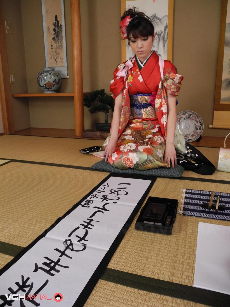 15P La guapa japonesa Yuria Tominaga juega con su castor y se lo come