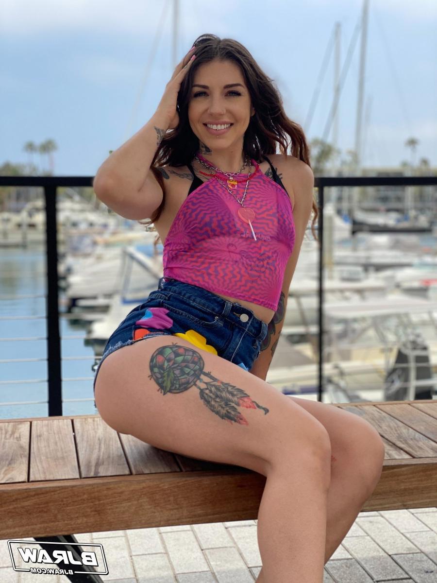 20P La tatuada Brenna Mckenna posa en traje de baño en un puerto deportivo antes de una mamada en POV