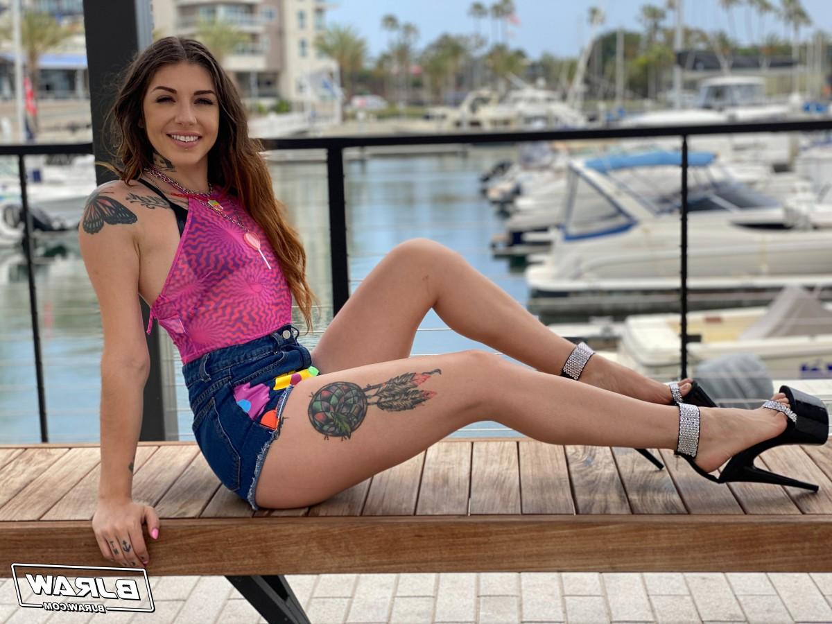 20P La tatuada Brenna Mckenna posa en traje de baño en un puerto deportivo antes de una mamada en POV