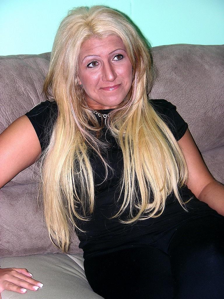 20P A loira madura Monique mostra sua buceta raspada completamente nua