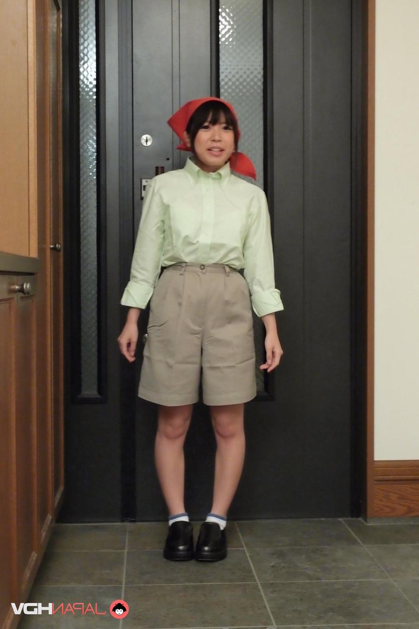 15P La limpiadora japonesa aimi tokita se desnuda mientras hace sus quehaceres