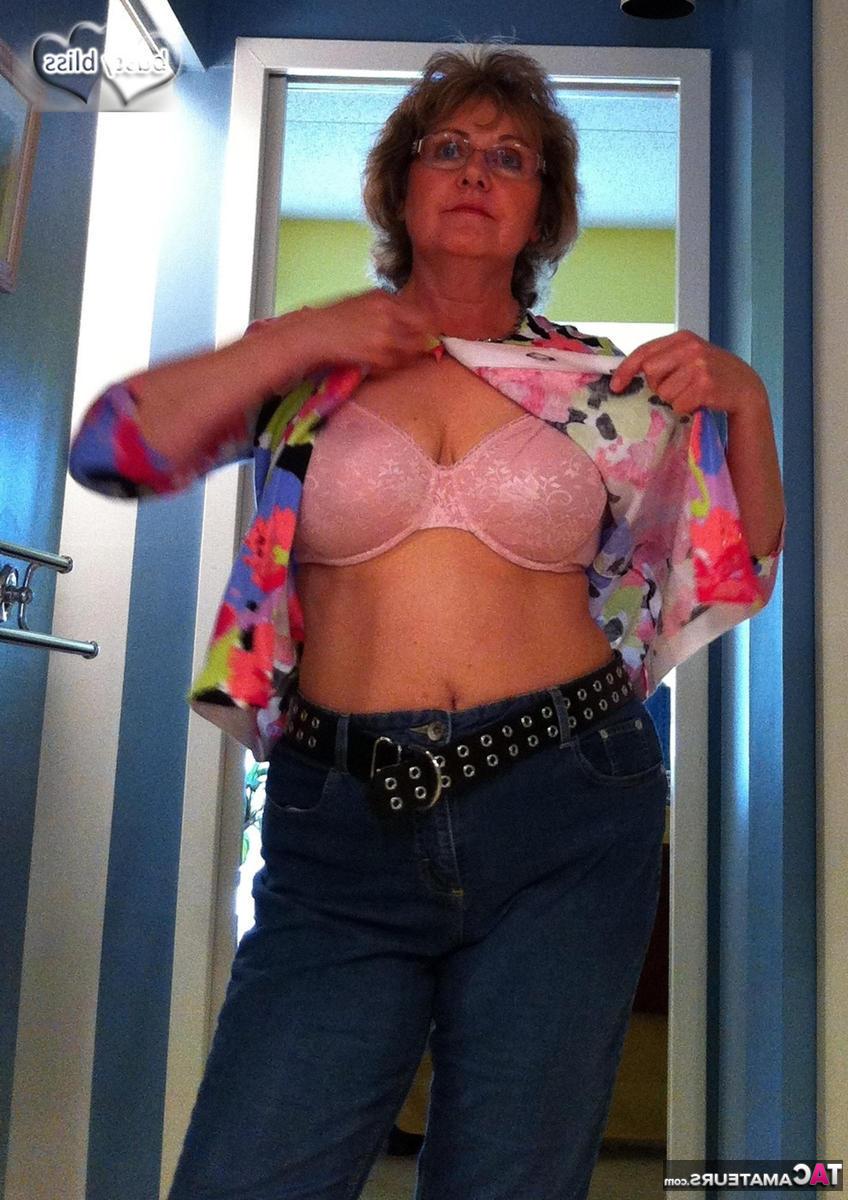 20P A amadora mais velha Busty Bliss fica totalmente nua dentro do banheiro