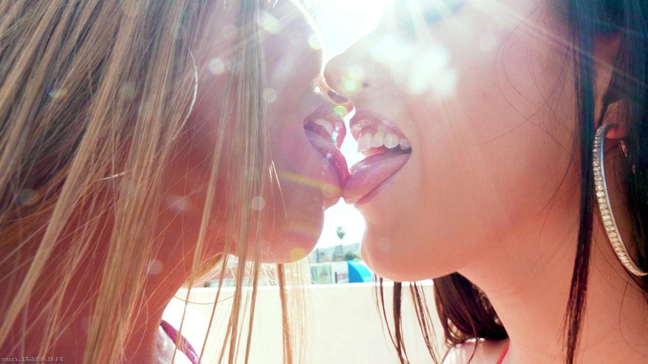 16P Biquíni naturalmente peituda vestida de Kianna Dior e Angela White trocando porra em POV quente