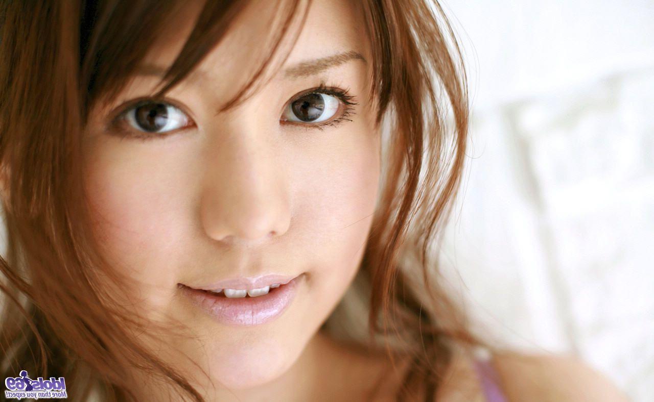 16P La séduisante beauté japonaise Nanami Wakase se met totalement nue sur un canapé.