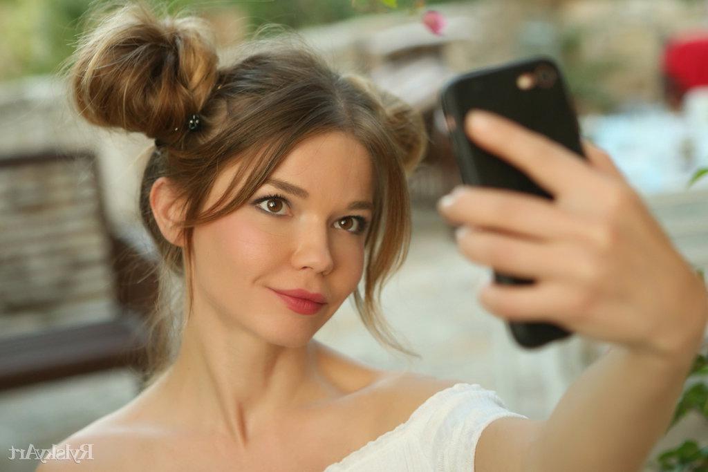 16P A linda adolescente Nedda lambe os lábios enquanto tira uma selfie em puffballs