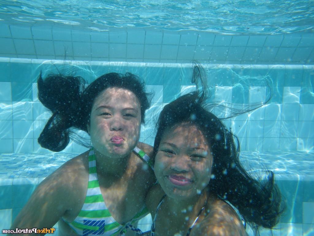 17P Bellezas tailandesas en bikinis sexys nicole y anne divirtiéndose en la piscina