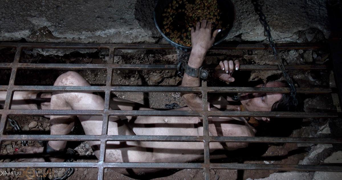 14P A garota caucasiana Sierra Cirque é submetida a atos humilhantes enquanto estava em cativeiro