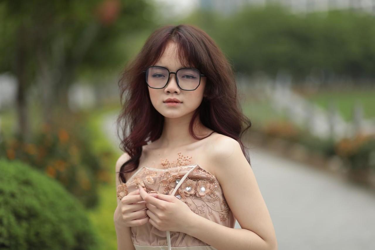 20P 公共の場で素敵なサマードレスを着てポーズをとる眼鏡をかけた小さなアジア人美女