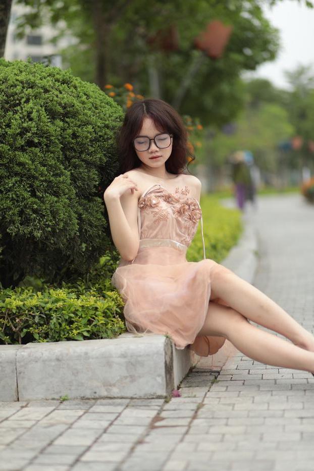 20P 公共の場で素敵なサマードレスを着てポーズをとる眼鏡をかけた小さなアジア人美女