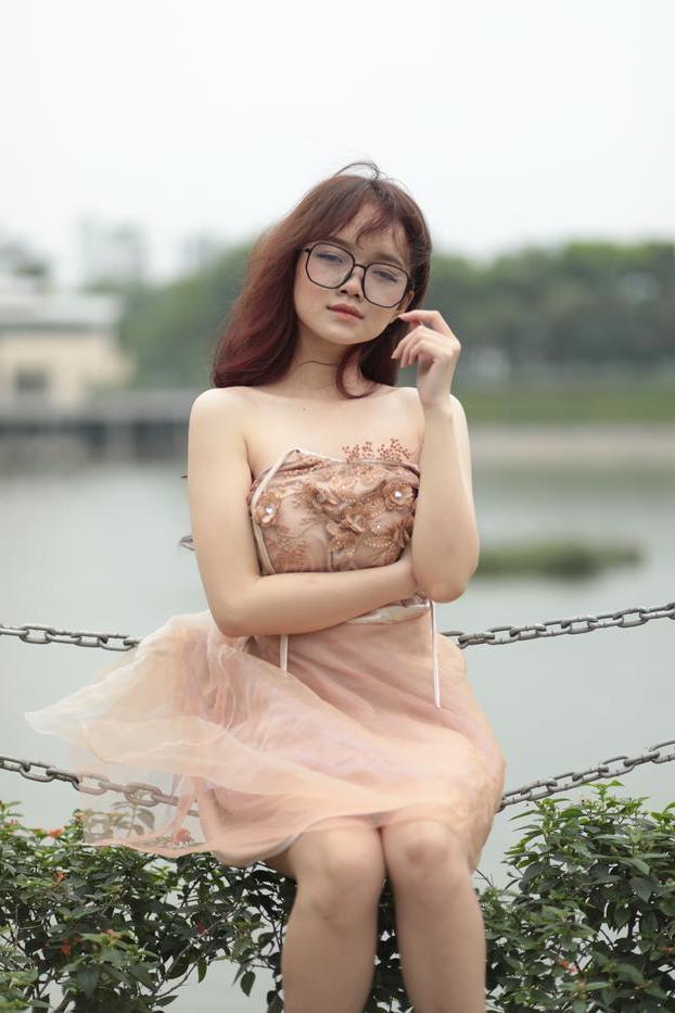 20P 公共の場で素敵なサマードレスを着てポーズをとる眼鏡をかけた小さなアジア人美女