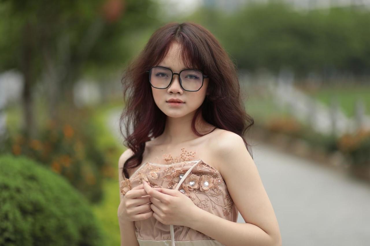 20P 公共の場で素敵なサマードレスを着てポーズをとる眼鏡をかけた小さなアジア人美女