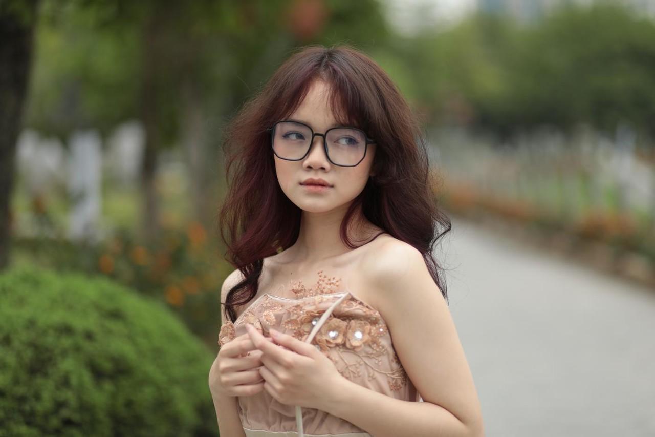 20P 公共の場で素敵なサマードレスを着てポーズをとる眼鏡をかけた小さなアジア人美女