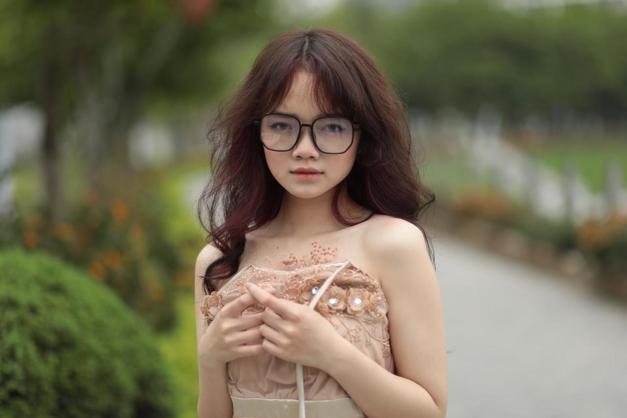 20P 公共の場で素敵なサマードレスを着てポーズをとる眼鏡をかけた小さなアジア人美女