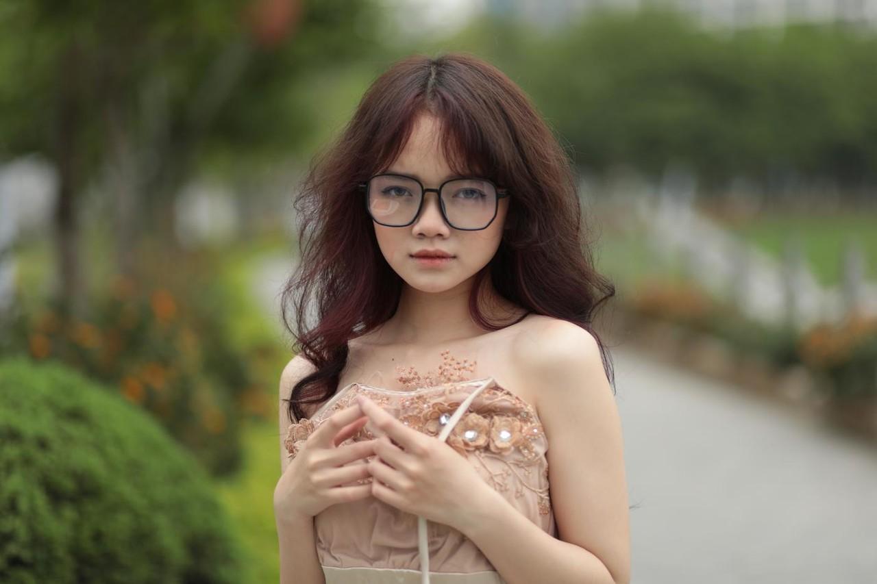 20P 公共の場で素敵なサマードレスを着てポーズをとる眼鏡をかけた小さなアジア人美女