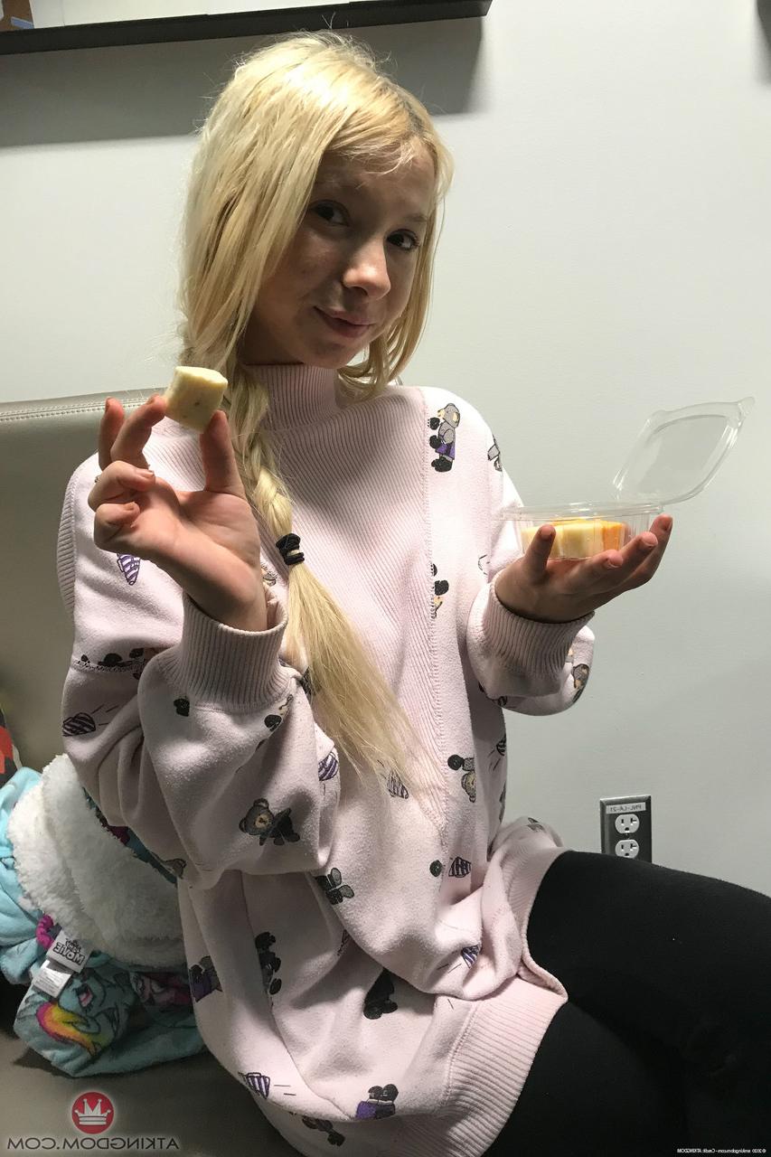 20P A linda loira Kenzie Reeves posa com suas roupas quentes e nua em sua compilação