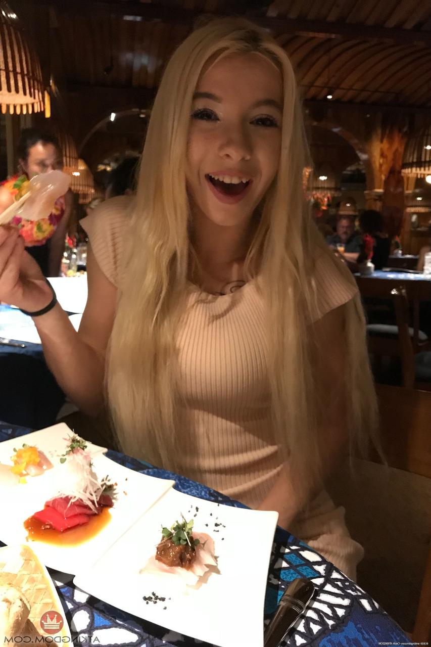 20P A linda loira Kenzie Reeves posa com suas roupas quentes e nua em sua compilação