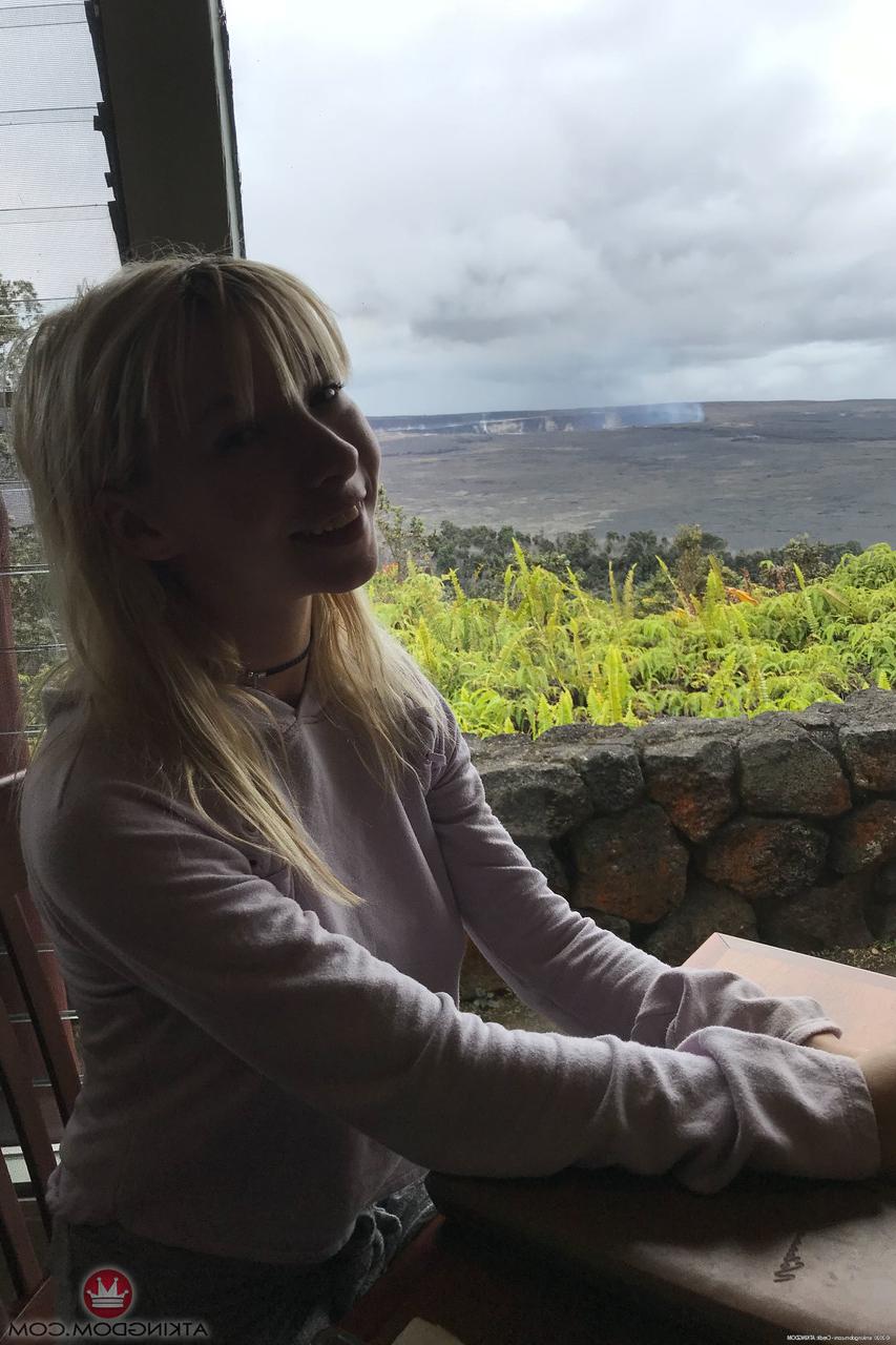 20P A linda loira Kenzie Reeves posa com suas roupas quentes e nua em sua compilação