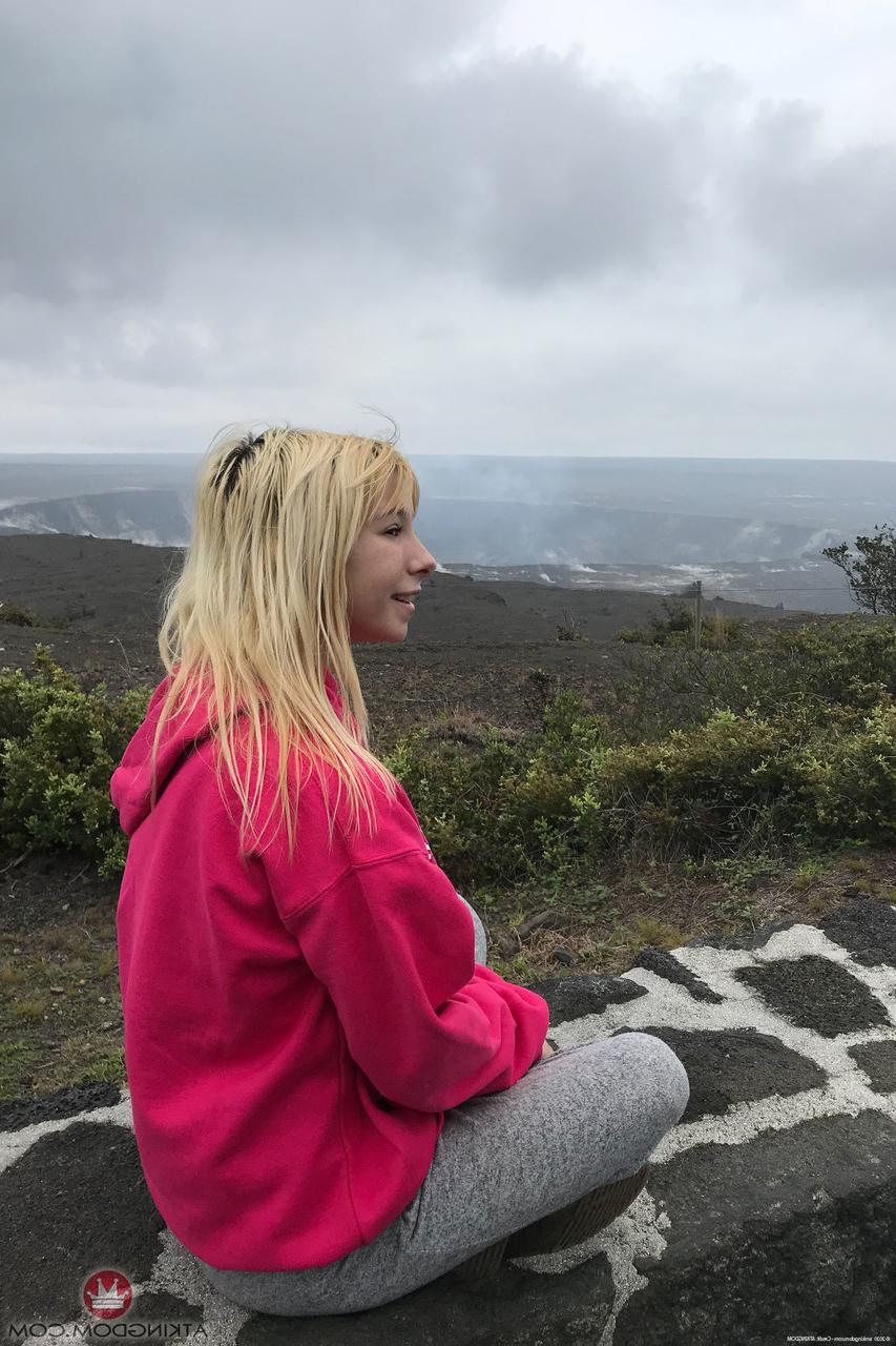 20P A linda loira Kenzie Reeves posa com suas roupas quentes e nua em sua compilação