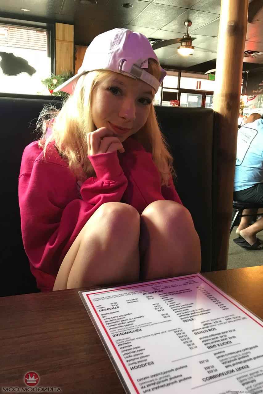 20P A linda loira Kenzie Reeves posa com suas roupas quentes e nua em sua compilação