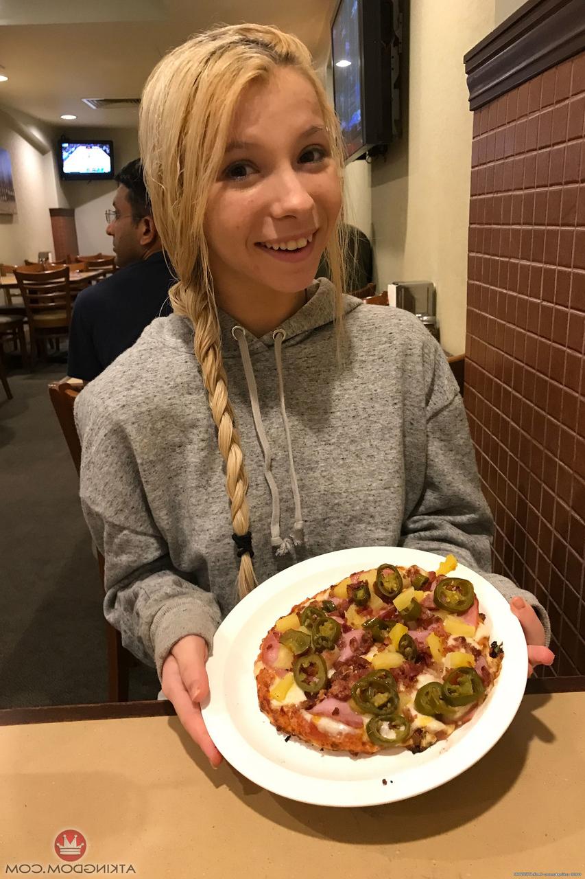 20P A linda loira Kenzie Reeves posa com suas roupas quentes e nua em sua compilação