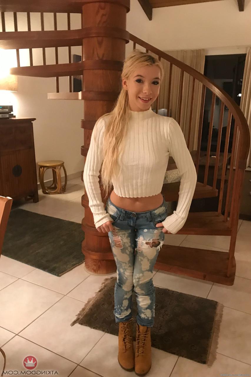 20P A linda loira Kenzie Reeves posa com suas roupas quentes e nua em sua compilação