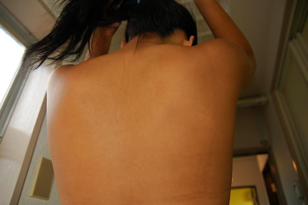 16P Increíblemente encantadora adolescente asiática con coño peludo chinatsu ogata tomando una ducha