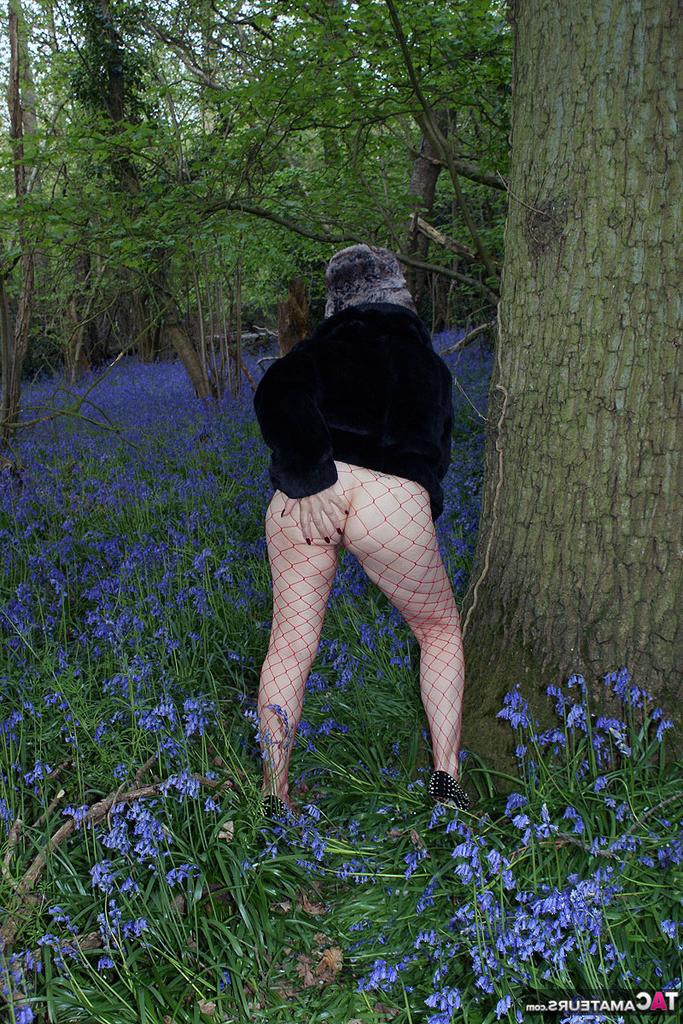 20P Senhora madura tira o casaco de inverno para mostrar seus grandes traços naturais em meia-calça de malha