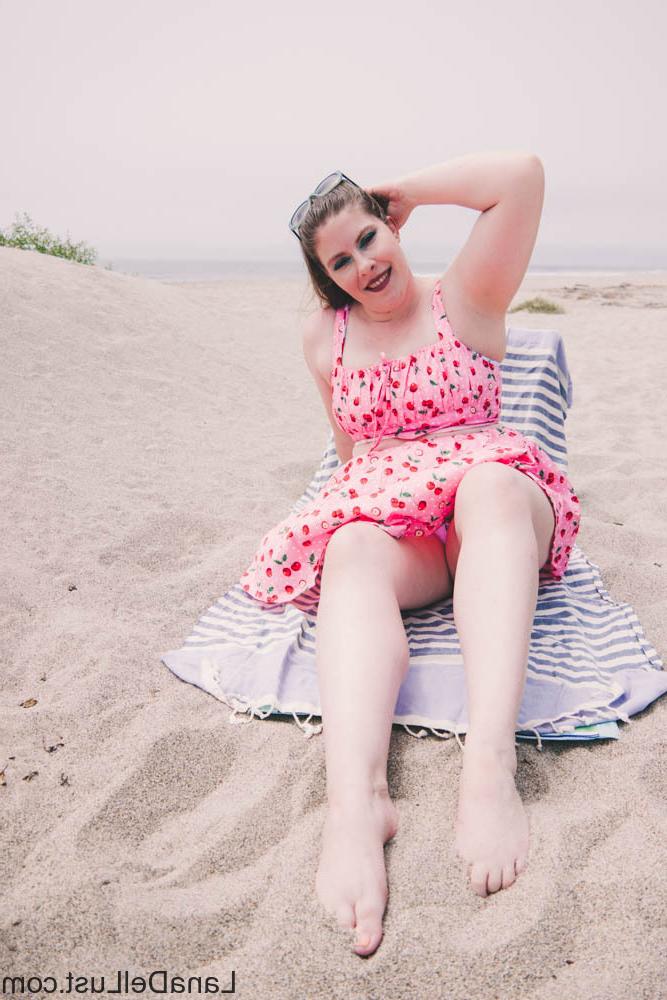 15P Das schöne, mollige Babe Lana Del Lust zeigt ihren großen Hintern im Freien