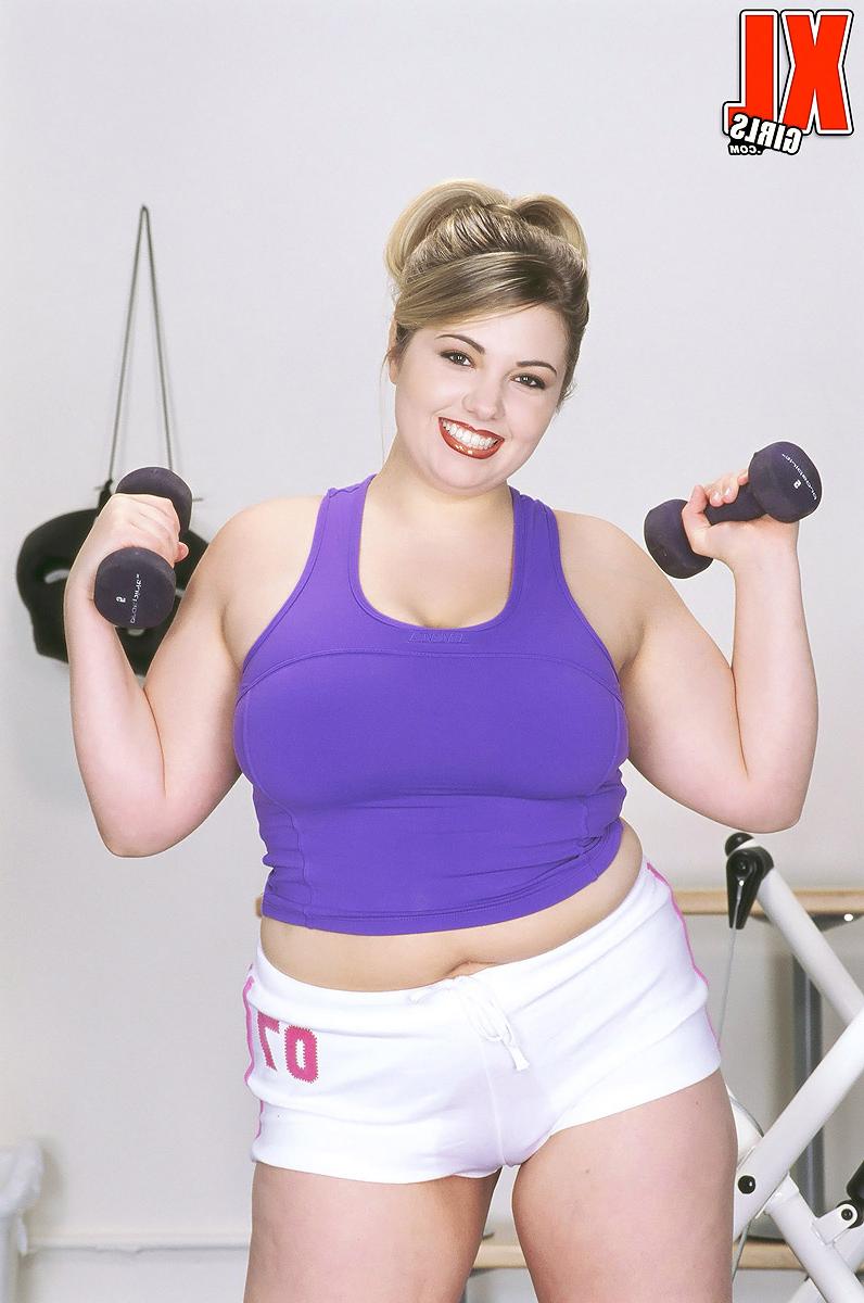 16P La gorda y tetona Dayton Hines hace ejercicio en topless con sus enormes tetas colgando