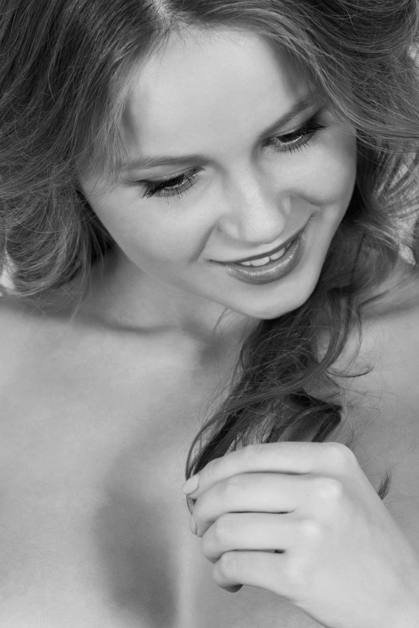 20P La jolie jeune Alexandra D montre ses seins juteux et sa chatte taillée en solo.