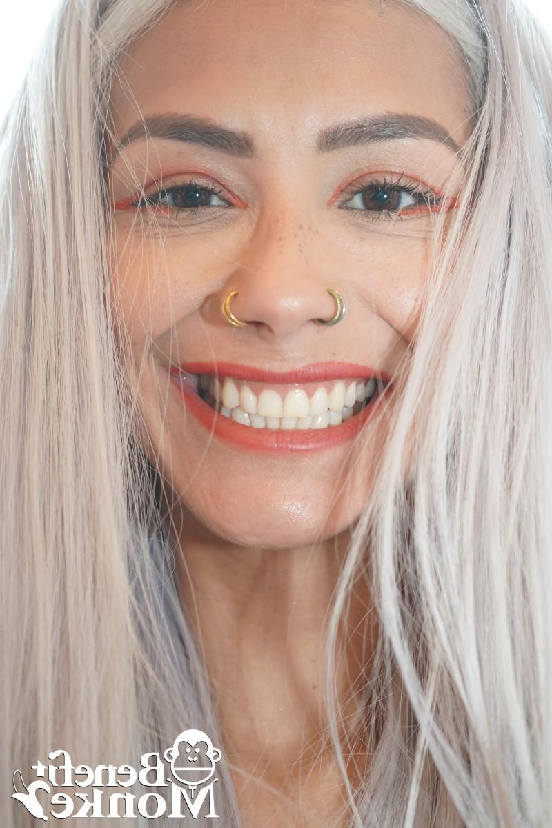 20P A modelo solo latina loira platinada Veronica Leal tira o sutiã em meia-calça
