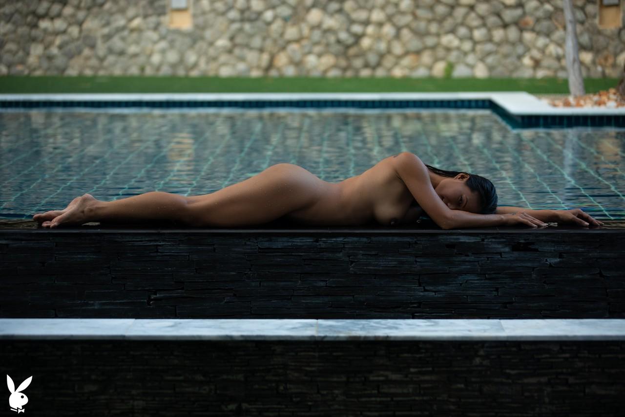 20P La asiática mojada maki katana se quita el traje de baño y posa desnuda junto a la piscina