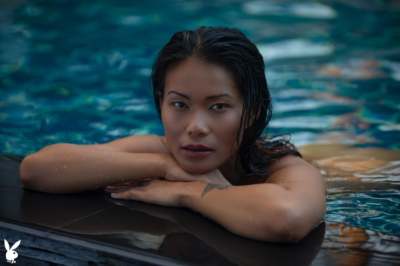 20P La asiática mojada maki katana se quita el traje de baño y posa desnuda junto a la piscina