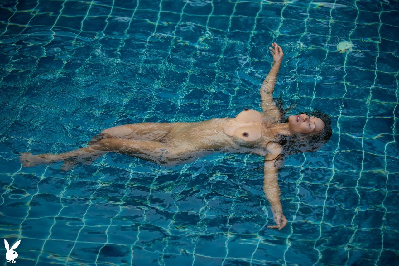 20P La asiática mojada maki katana se quita el traje de baño y posa desnuda junto a la piscina