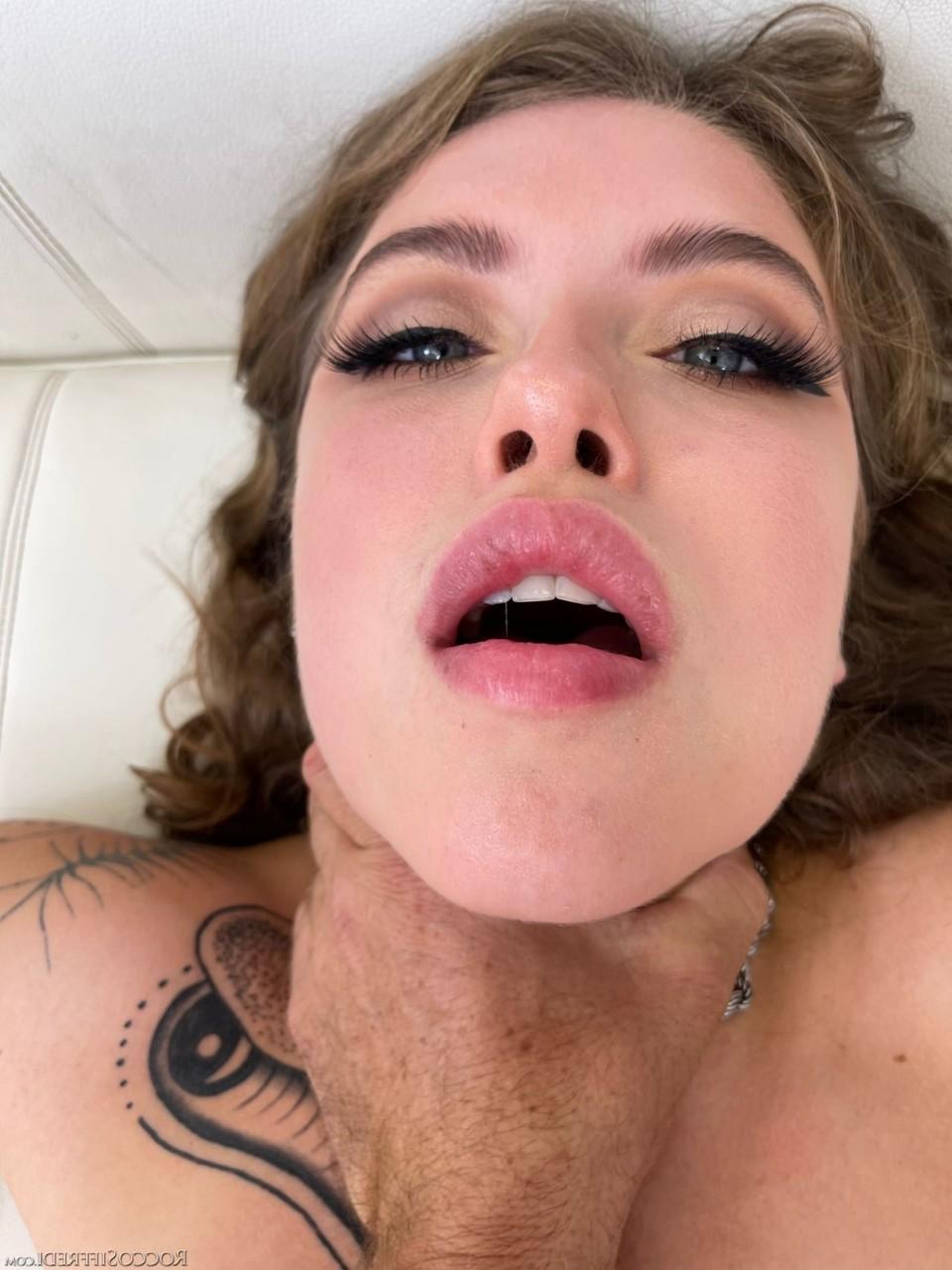 20P A adolescente com tinta Eden Ivy levando sua bunda doce para Rocco Siffredi