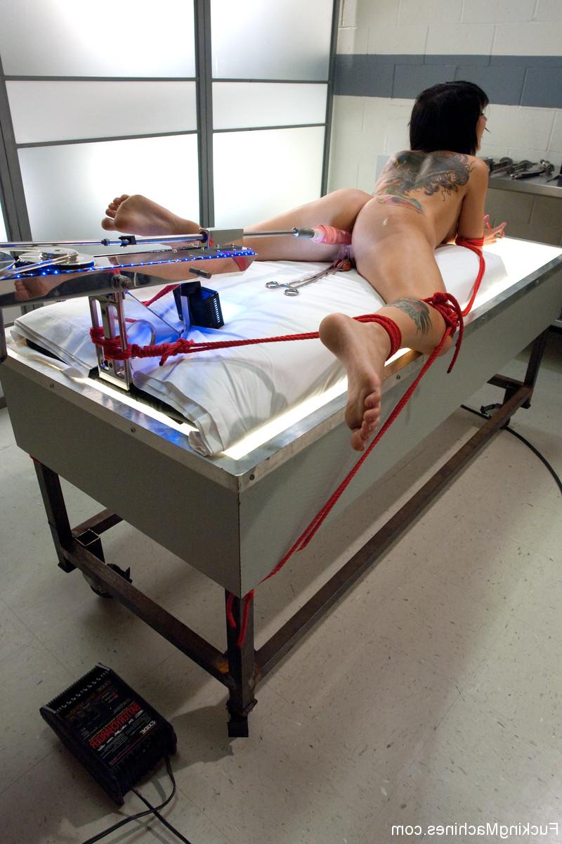 20P Morena con curvas Tori Lux follada por un consolador mecánico en un caliente solo BDSM