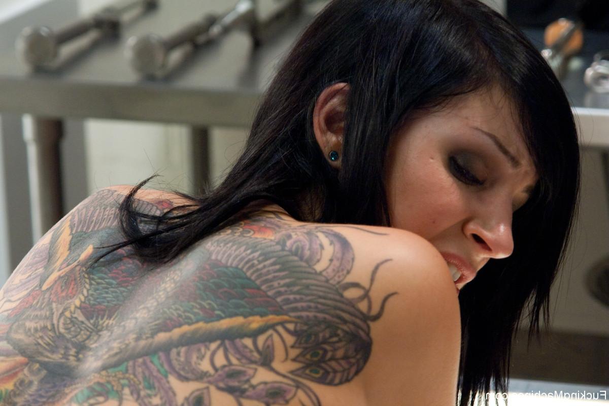 20P Morena con curvas Tori Lux follada por un consolador mecánico en un caliente solo BDSM