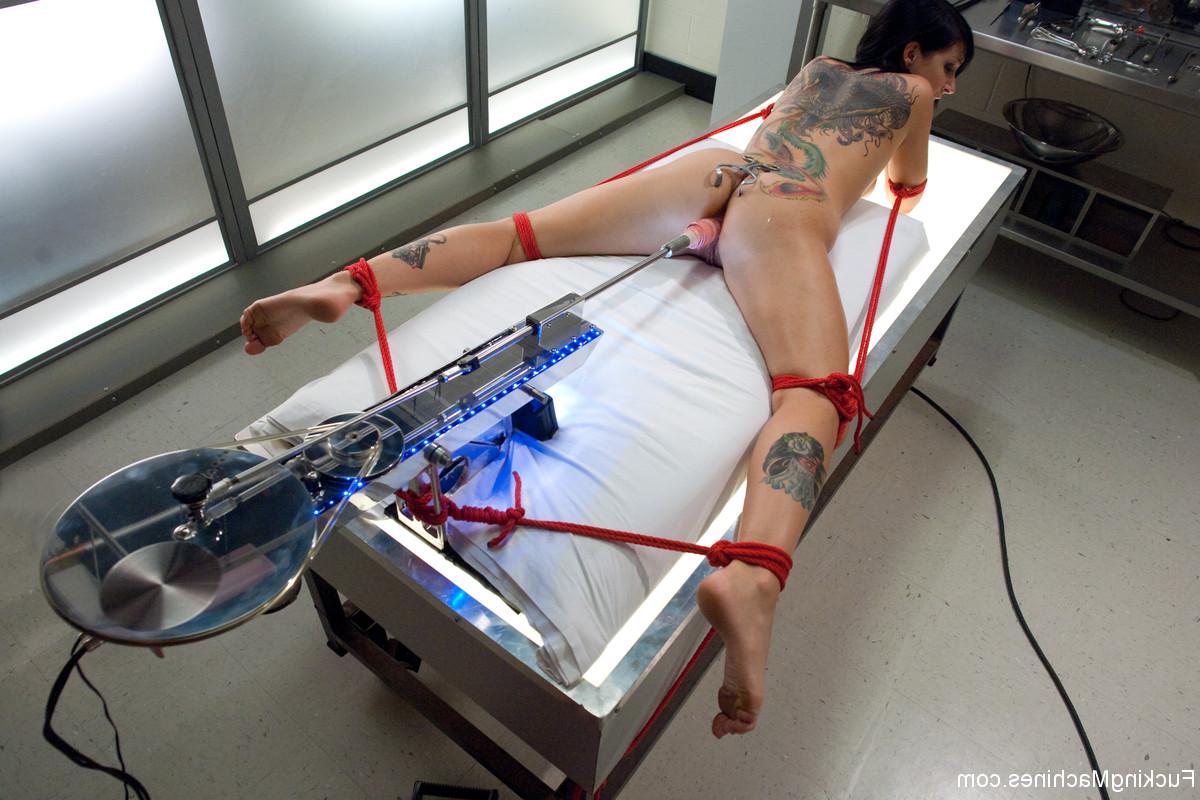 20P Morena con curvas Tori Lux follada por un consolador mecánico en un caliente solo BDSM