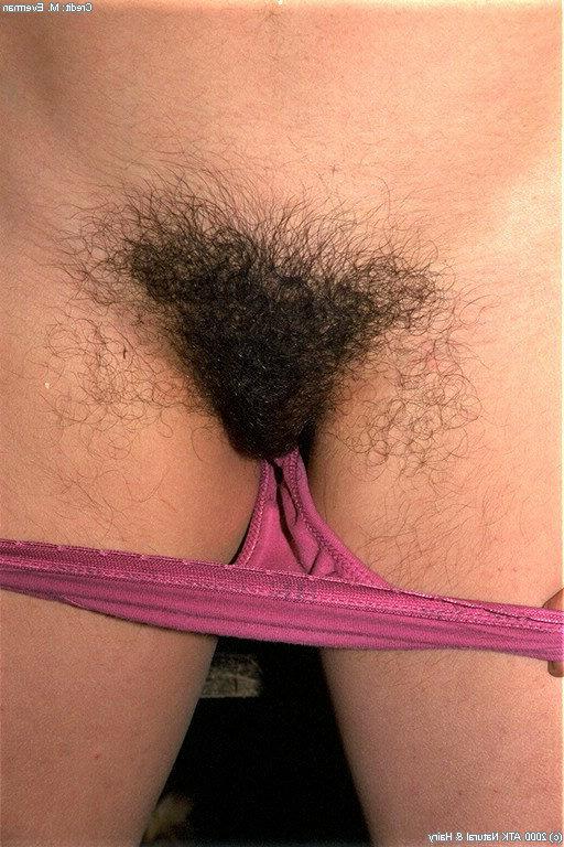 16P Das lächelnde asiatische Babe Amanda geht ins Freie und enthüllt haarige Körperteile