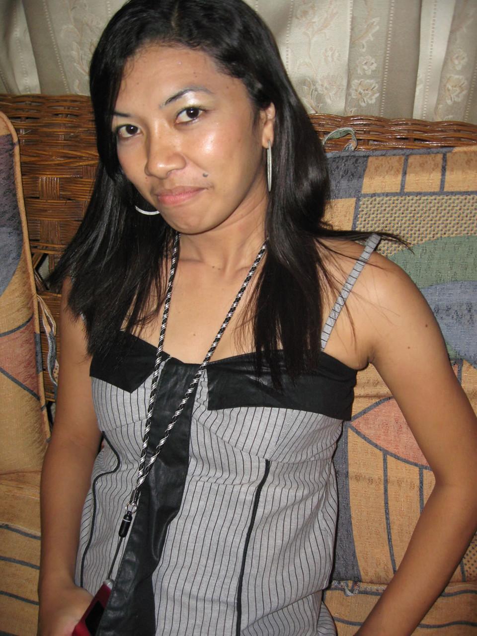 14P Junges Pinay-Mädchen mit Nike-Baseballkappe zieht sich auf einem Zweiersofa aus