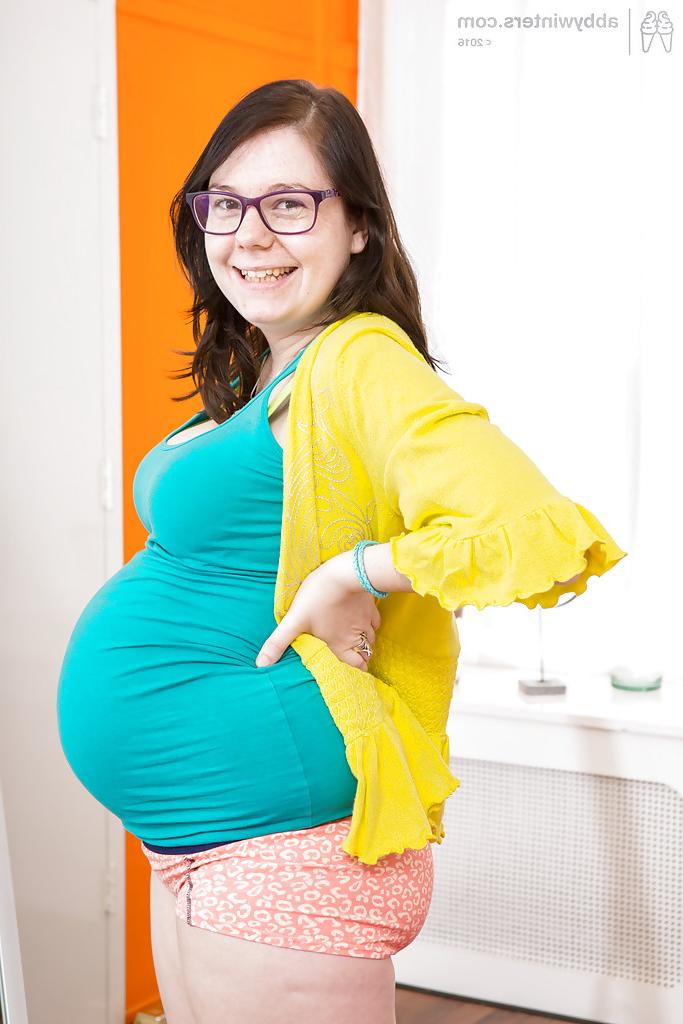 16P Óculos usando uma garota solo grávida amadora revelando a barriga e os seios do bebê
