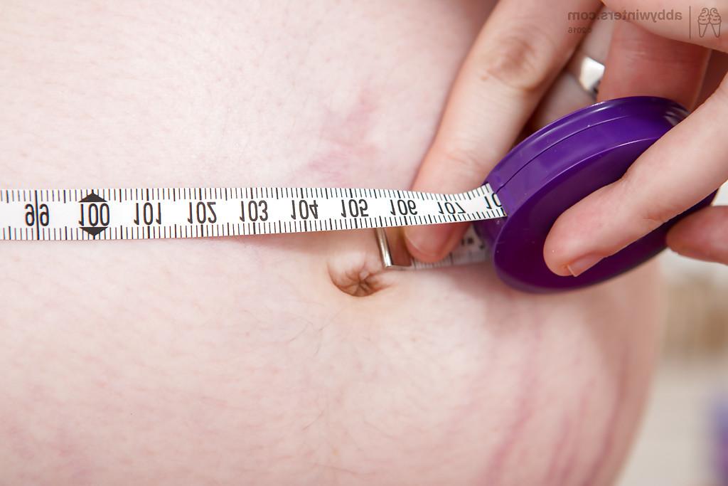 16P Óculos usando uma garota solo grávida amadora revelando a barriga e os seios do bebê