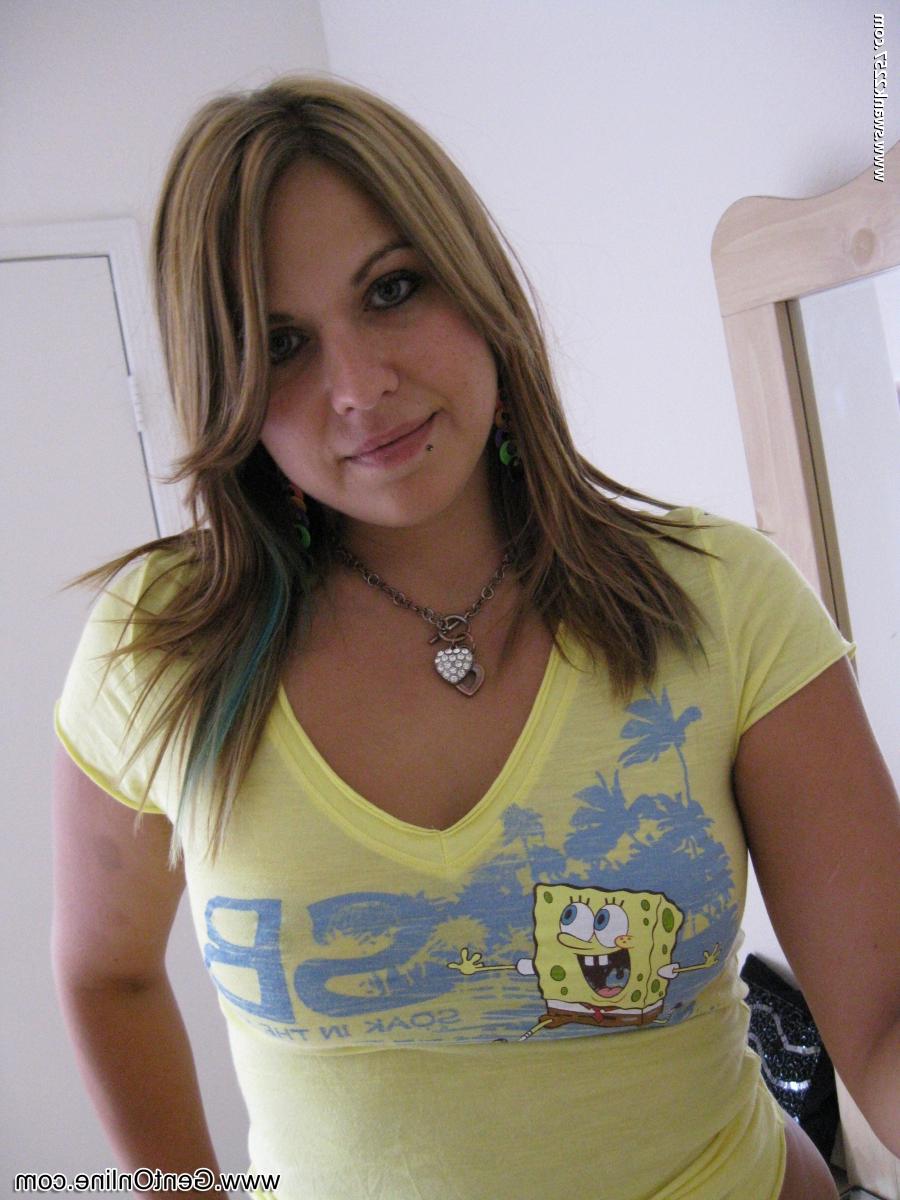 20P A adolescente americana Roxy Blue exibe sua bunda redonda e peitos grandes no espelho