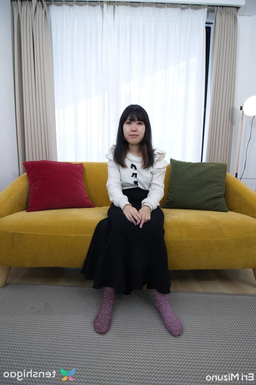 15P La dulce joven japonesa eri mizuno se desnuda en un conjunto de sujetador y bragas