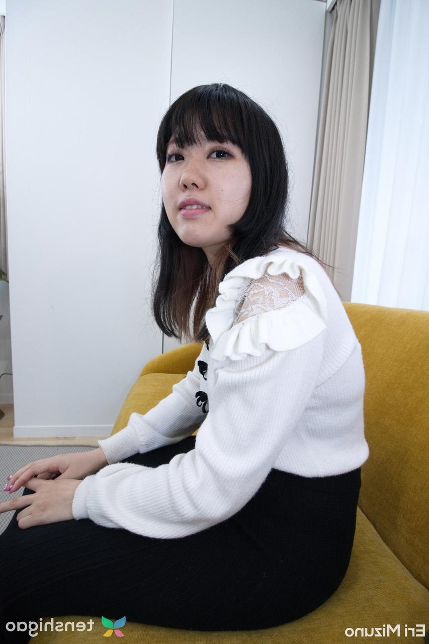 15P La dulce joven japonesa eri mizuno se desnuda en un conjunto de sujetador y bragas